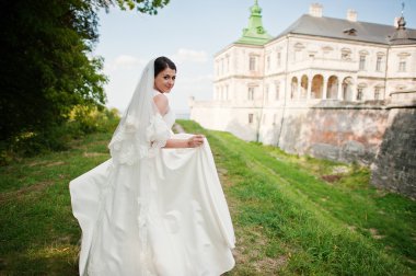 Genç düğün çift arka plan eski kale üzerinde