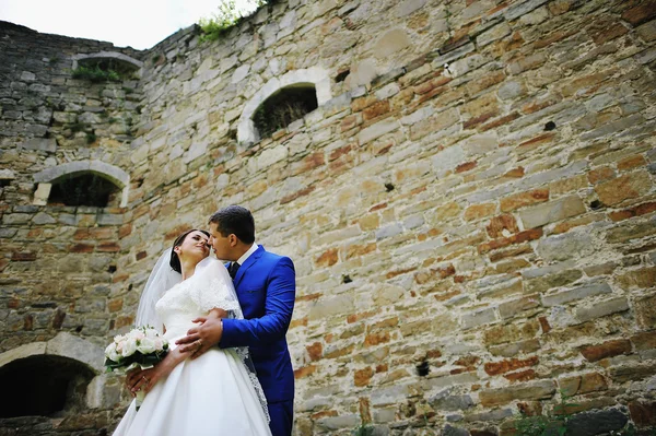 Jonge bruidspaar verliefd op hun trouwdag — Stockfoto