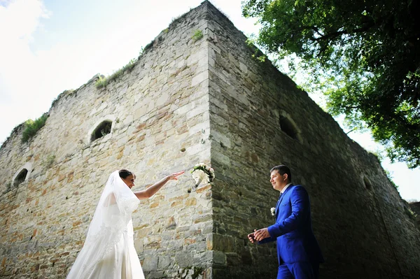 Young wedding couple in love on their wedding day — Stock Photo, Image