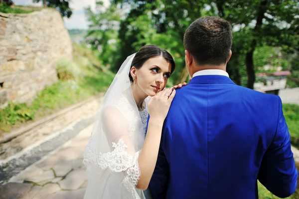 Joven pareja de novios enamorados el día de su boda —  Fotos de Stock