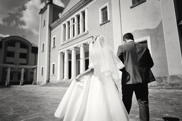 Apenas casal perto de colunas antigas — Fotografia de Stock