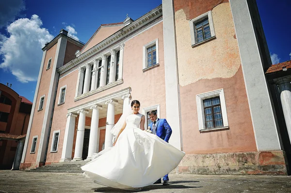 Menyasszony a vőlegény közelében tánc — Stock Fotó