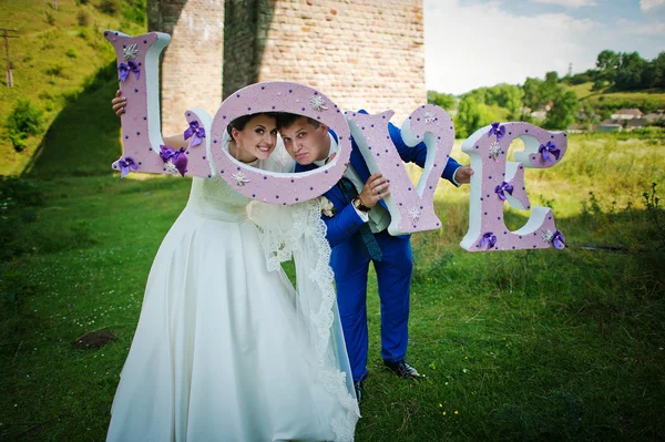 Svatební pár slovy lásky — Stock fotografie