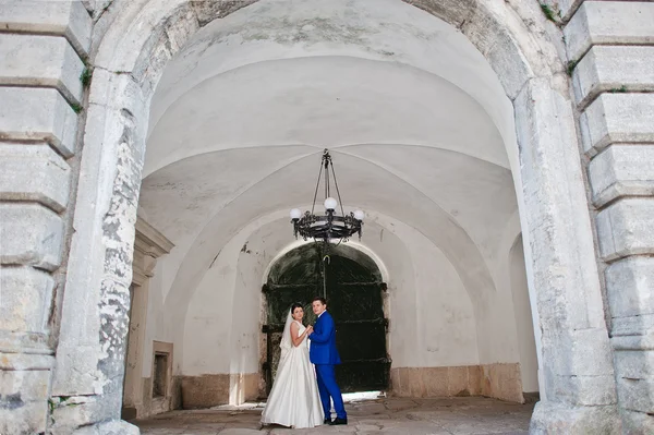 Jonge bruidspaar op achtergrond oude kasteel — Stockfoto