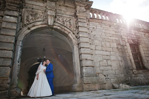 Jeune couple de mariage sur fond vieux château — Photo
