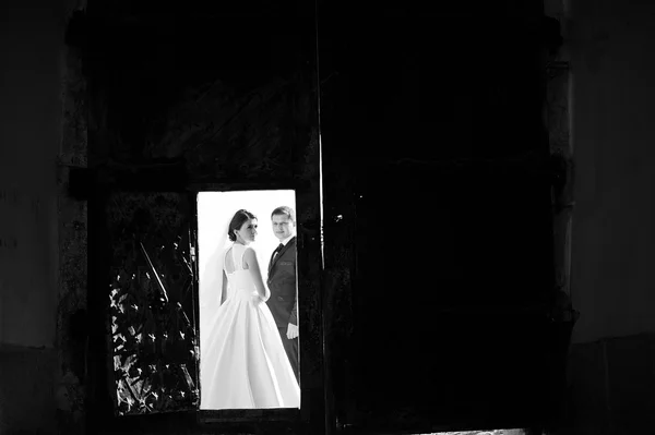 古いお城を背景に若い結婚式のカップル — ストック写真