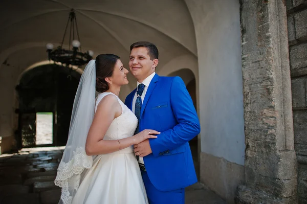 Giovane coppia di nozze su sfondo vecchio castello — Foto Stock