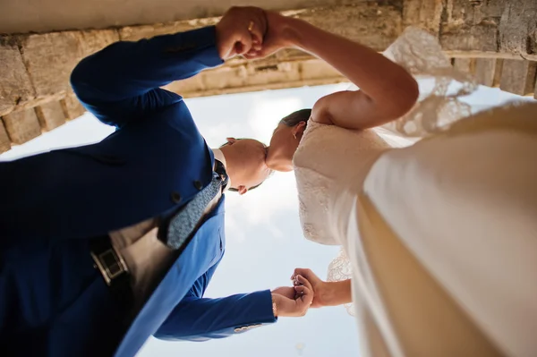 Pareja de boda joven en el fondo viejo castillo — Foto de Stock