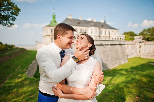 Mladá Svatební pár na pozadí starý hrad — Stock fotografie