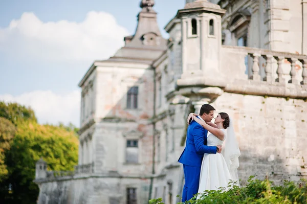 Jonge bruidspaar op achtergrond oude kasteel — Stockfoto