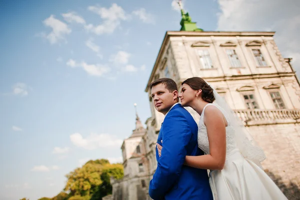 Unga brudparet på bakgrunden gamla slottet — Stockfoto