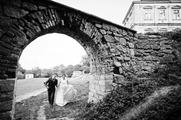 Mladá Svatební pár na pozadí starý hrad — Stock fotografie