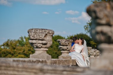 Genç düğün çift arka plan eski kale üzerinde