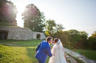 Genç düğün çift arka plan eski kale üzerinde