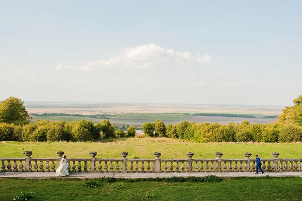 Junges Hochzeitspaar auf alter Burg — Stockfoto