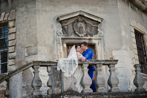 Pareja de boda joven en el fondo viejo castillo — Foto de Stock