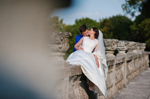 Jonge bruidspaar op achtergrond oude kasteel — Stockfoto