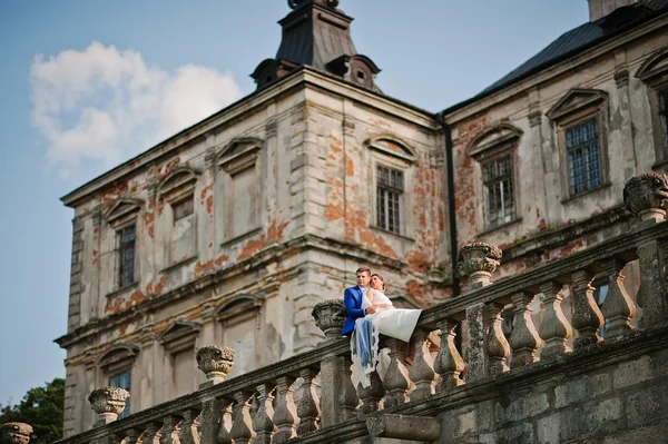 Mladá Svatební pár na pozadí starý hrad — Stock fotografie