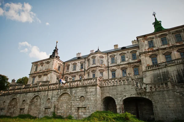 Junges Hochzeitspaar auf alter Burg — Stockfoto