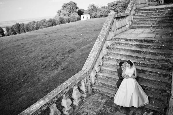 Mladá Svatební pár na pozadí starý hrad — Stock fotografie