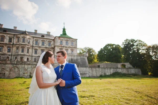 Pareja de boda joven en el fondo viejo castillo — Foto de Stock