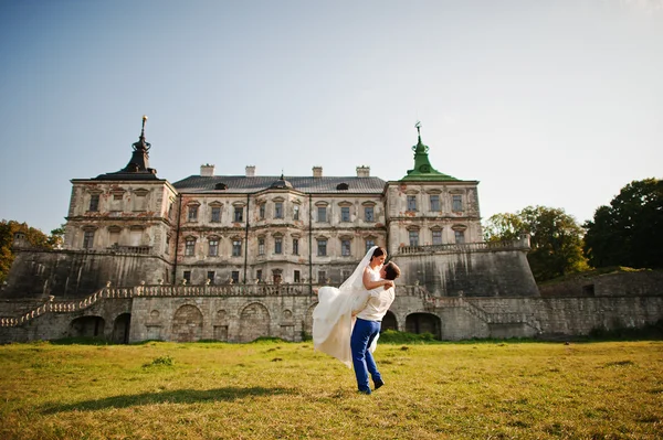 古いお城を背景に若い結婚式のカップル — ストック写真