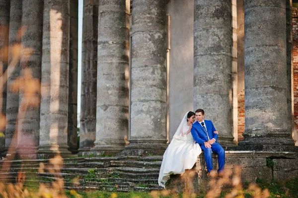 年轻的新婚夫妇在背景的老城堡 — 图库照片