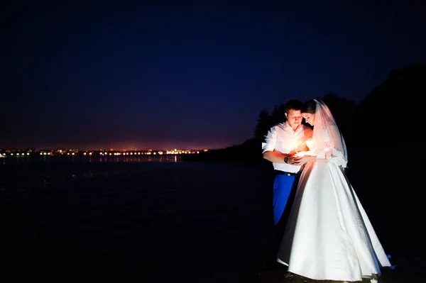 Szczęśliwe małżeństwo w nocy ze świecami — Zdjęcie stockowe