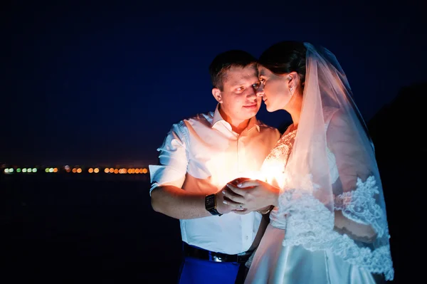 Gelukkig huwelijk at night met kaarsen — Stockfoto