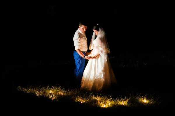 Casamento feliz à noite com velas — Fotografia de Stock