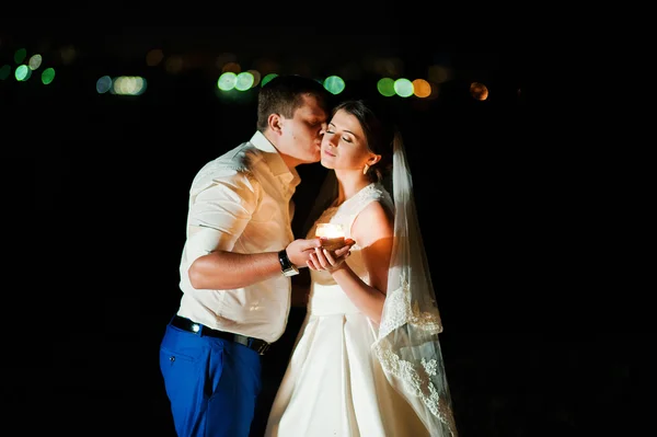 Glückliche Ehe in der Nacht mit Kerzen — Stockfoto