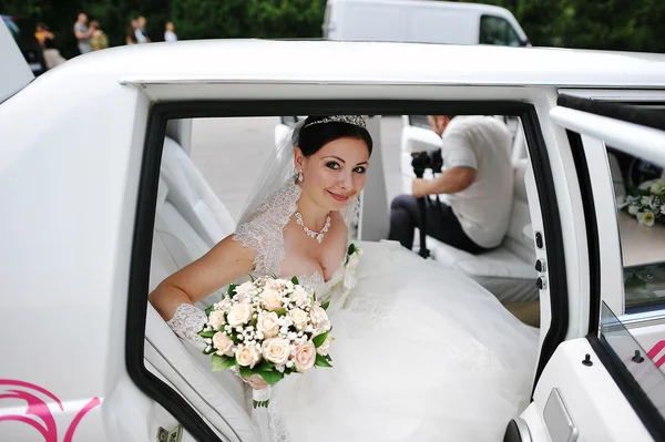 幸福的新娘在婚礼豪华轿车 — 图库照片