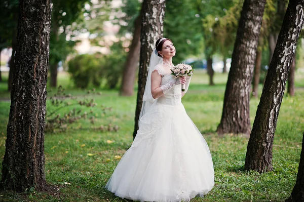 Невеста остается у берез — стоковое фото