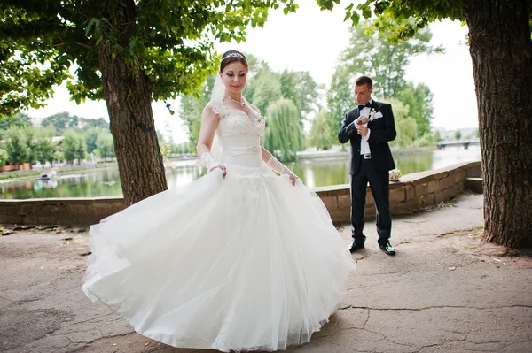 Recién casados enamorados caminando por el parque —  Fotos de Stock