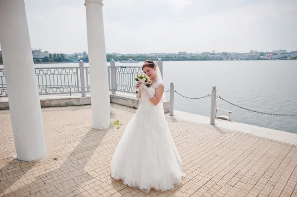 湖の近くの結婚式のカップル — ストック写真