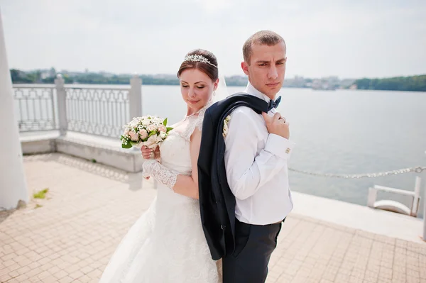 湖の近くの結婚式のカップル — ストック写真