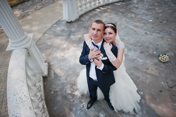 Casamento casal perto de casamento arco — Fotografia de Stock