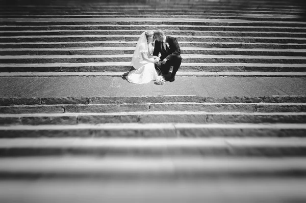 Μόλις παντρεμένο ζευγάρι, κάθονται στα σκαλοπάτια — Φωτογραφία Αρχείου