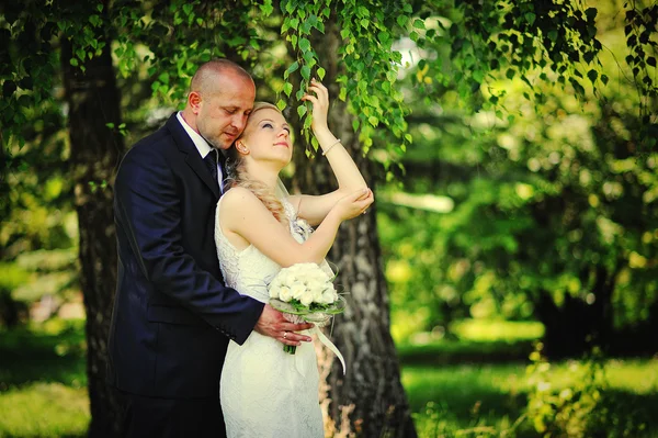 Juste un couple marié marchant amoureux — Photo