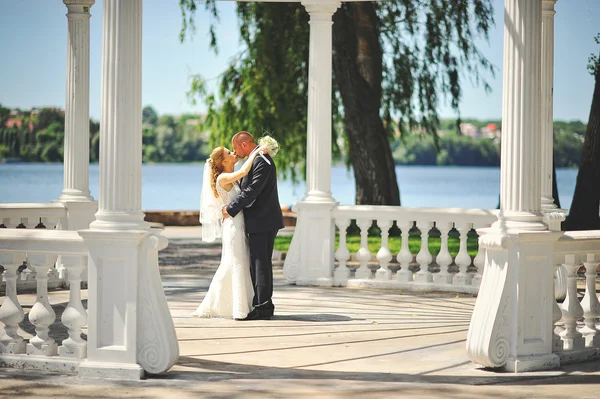 Apenas casal andando apaixonado sob arco de amantes — Fotografia de Stock