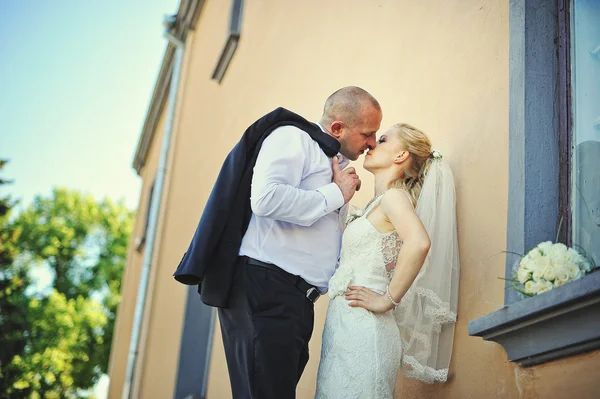 Apenas casal andando no amor — Fotografia de Stock