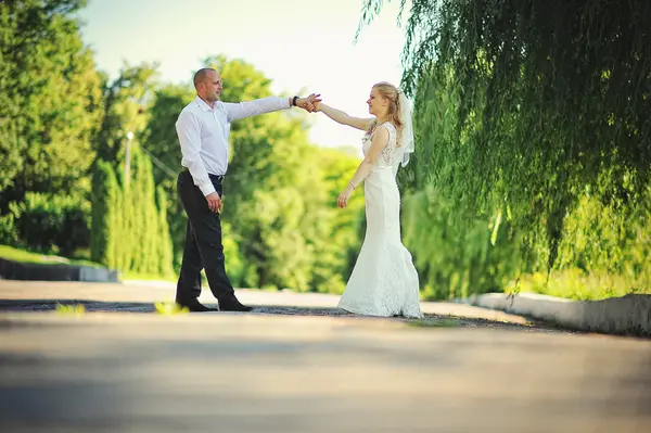 Juste un couple marié marchant amoureux — Photo