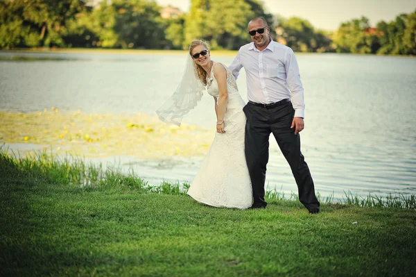 Μόλις παντρεμένο ζευγάρι γυαλιά περπάτημα στην αγάπη και τη διασκέδαση — Φωτογραφία Αρχείου