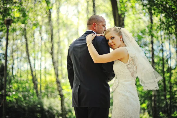 Appena sposati coppia che cammina in amore — Foto Stock