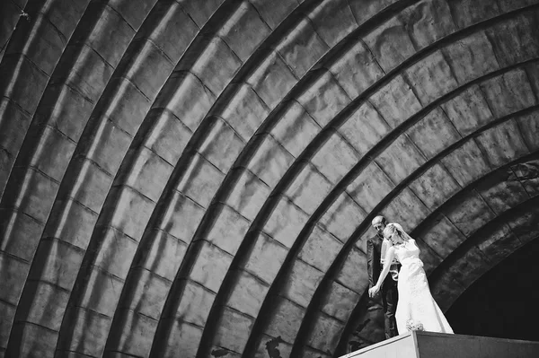 Couple marié marchant amoureux sous la salle d'opéra — Photo