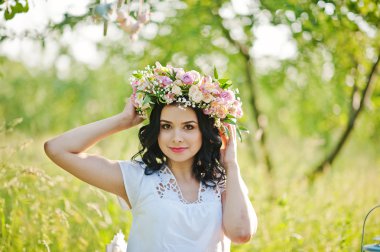 Buğday ve pop ile sahada hamile güzel esmer kadın
