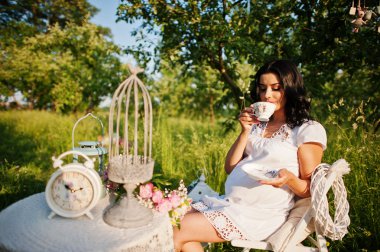 Buğday ve pop ile sahada hamile güzel esmer kadın