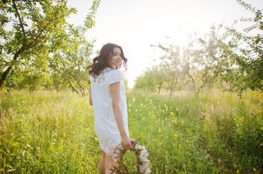 Buğday ve pop ile sahada hamile güzel esmer kadın