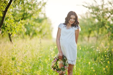 Buğday ve pop ile sahada hamile güzel esmer kadın