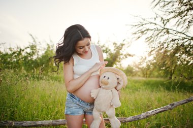 Buğday ve pop ile sahada hamile güzel esmer kadın